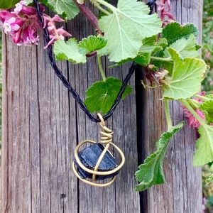 BLACK TOURMALINE HEALING CRYSTAL NECKLACE